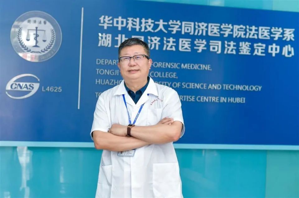 也是学生口中亲切的"刘头"法医系教授刘良他是华中科技大学同济医学院
