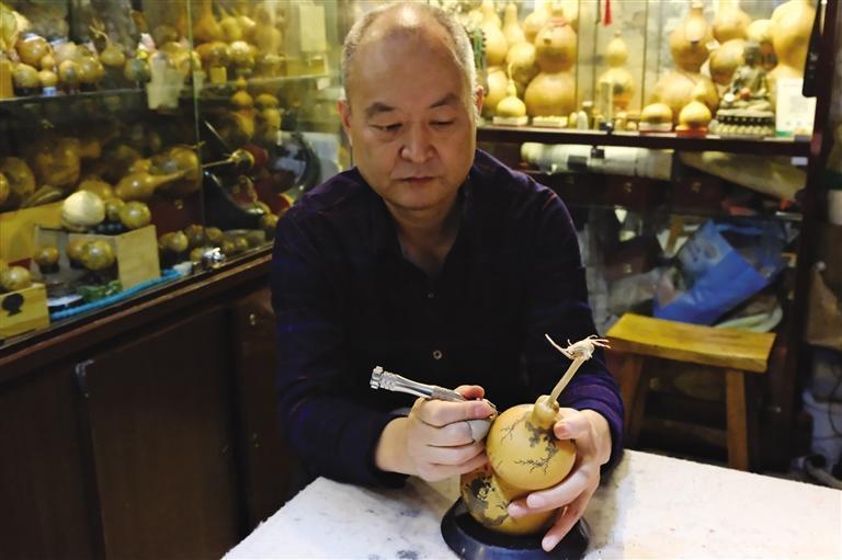 他在葫芦和宣纸上演绎精彩