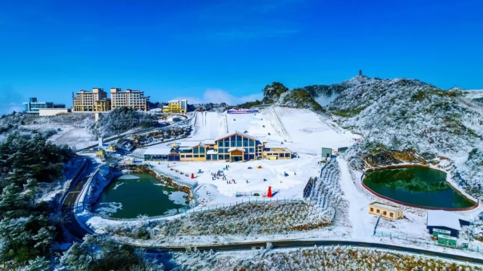 12月30日,巴山大峡谷罗盘顶滑雪场将正式开启营业