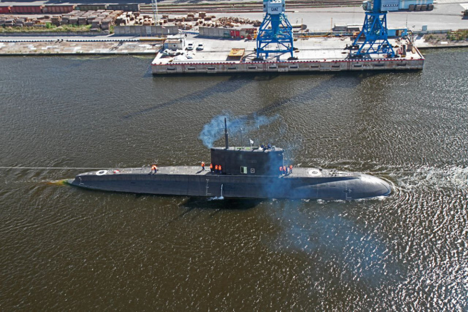 俄海军"莫扎伊斯克"号潜艇离开造船厂"开始"厂级航行试验