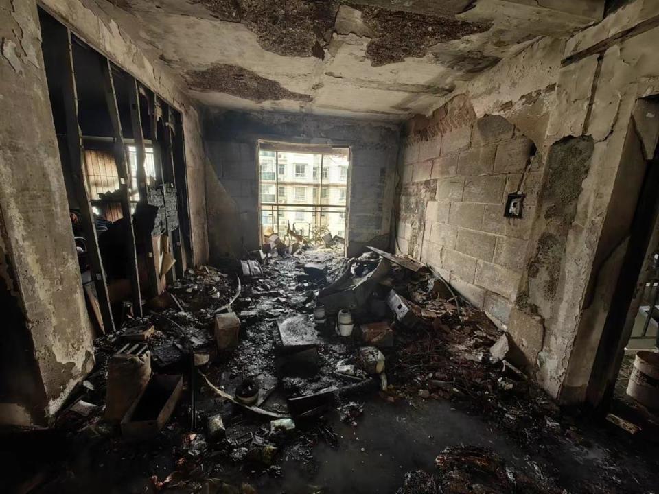 消防员到达着火楼层后,当打开楼内的室内消火栓时,发现里面居然没有水