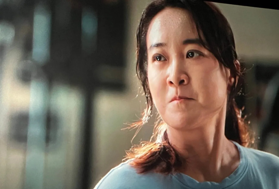 看到瘦的贾玲了,她在海边穿白色露背长裙梨窝浅笑,画面太梦幻了_腾讯