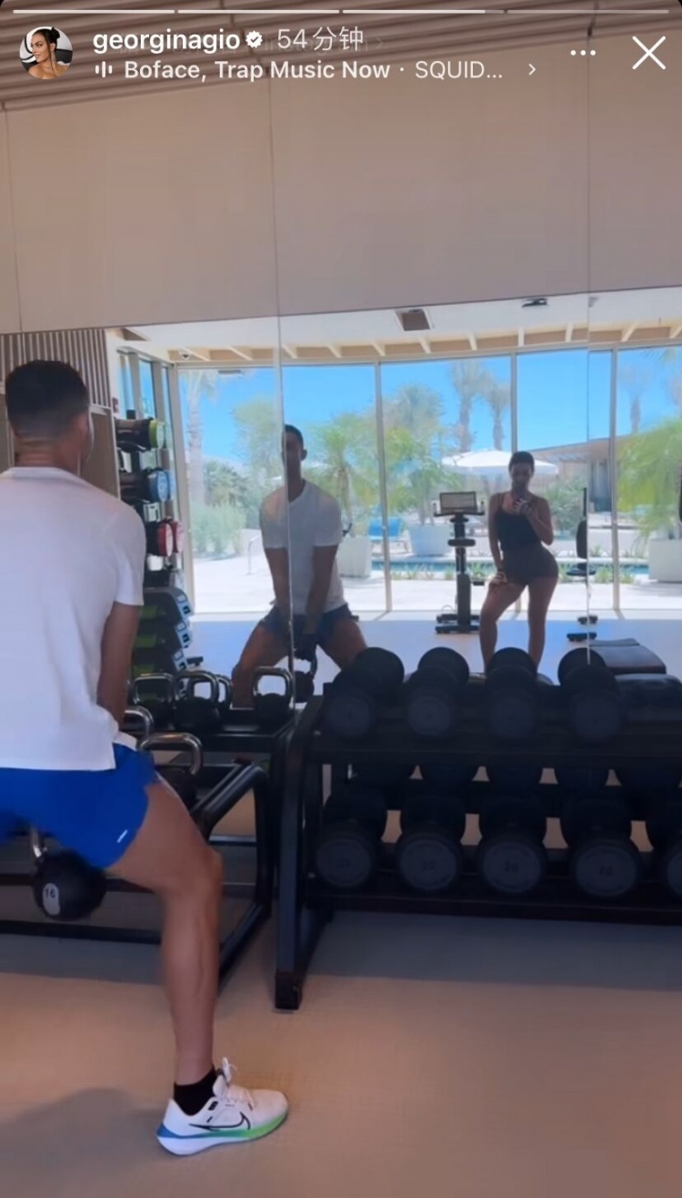 自律乔治娜晒c罗度假期间健身照大秀好身材