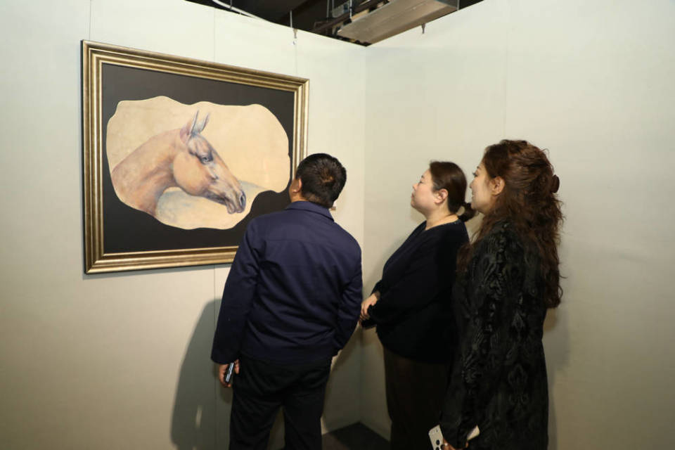阿孜古丽毛皮画马艺术大展在北京亨申艺术中心隆重开幕