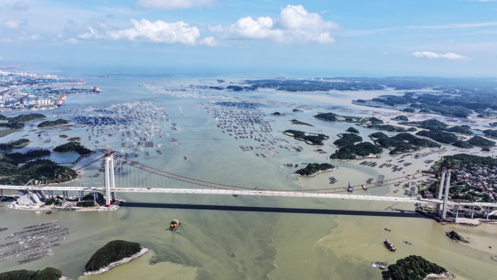 这是在广西钦州市拍摄的已经全线贯通的龙门大桥(5月19日摄,无人机