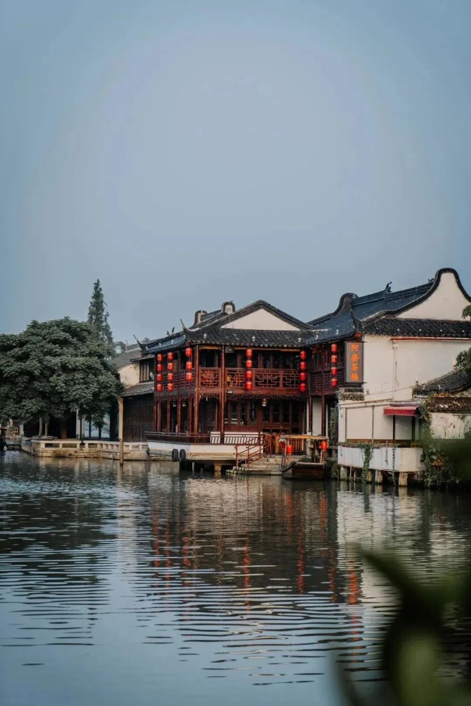 开江中路与开江路交叉口东50米泗泾古镇保存了江南水乡独有的烟雨长廊