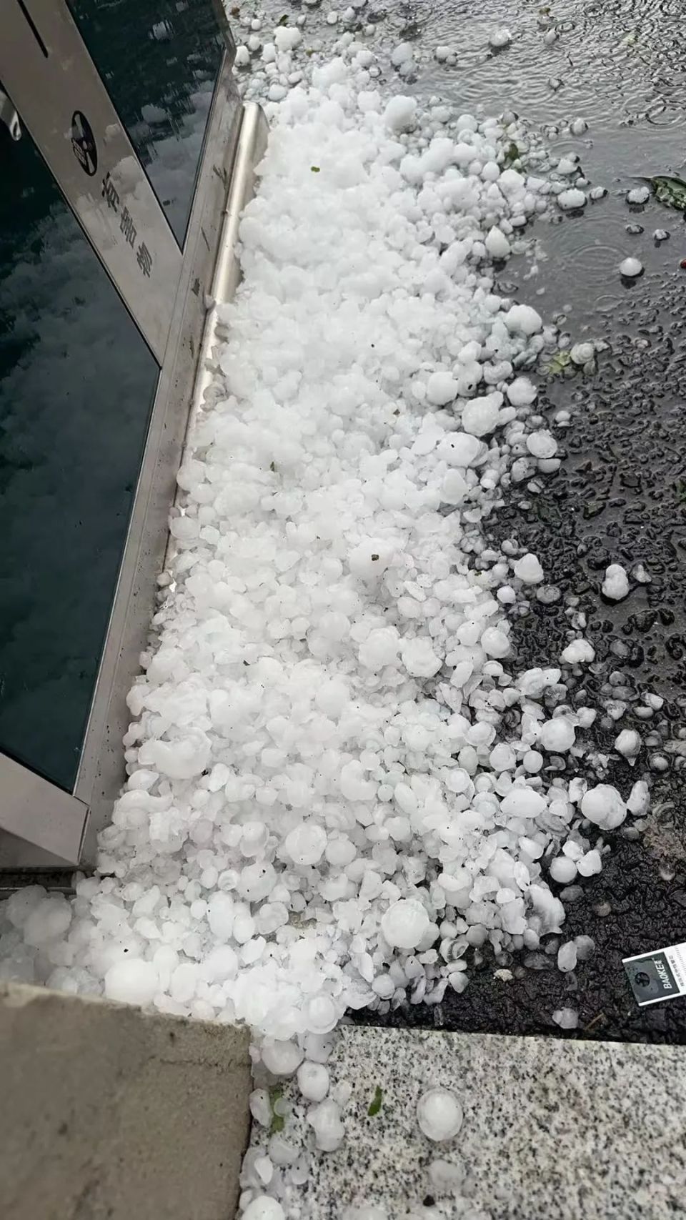 安徽一地突降冰雹!比鸡蛋还大