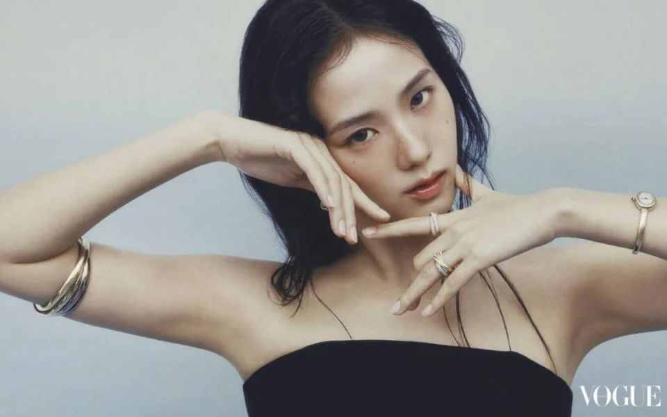 有一说一,这组低饱和度,充满莫兰迪色系风格及恰到好处画面噪点的写真