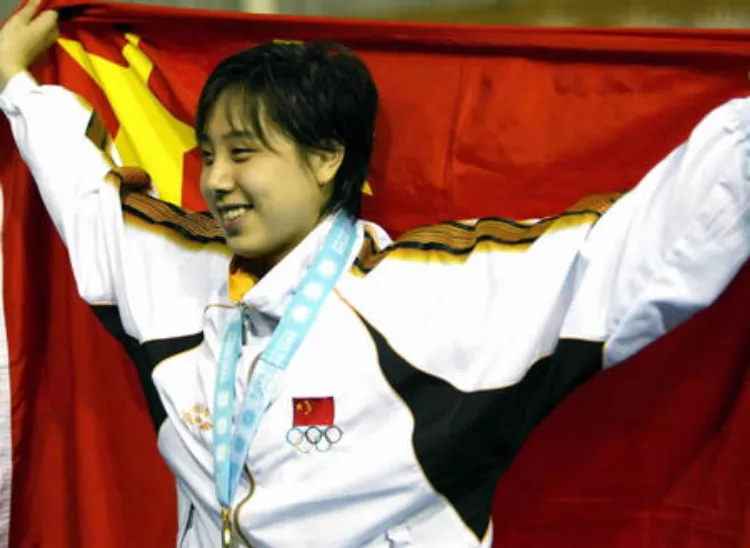 战殊曾获得2002年釜山亚运会女子百米仰泳冠军,并在2003年巴塞罗那