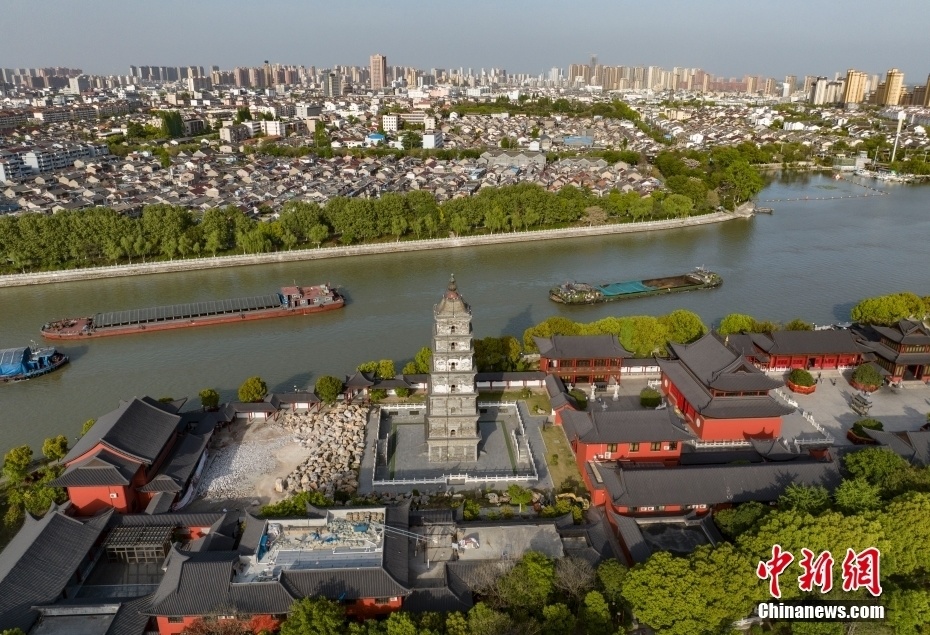 一城一湖两河三堤航拍京杭大运河畔江苏高邮水乡胜景