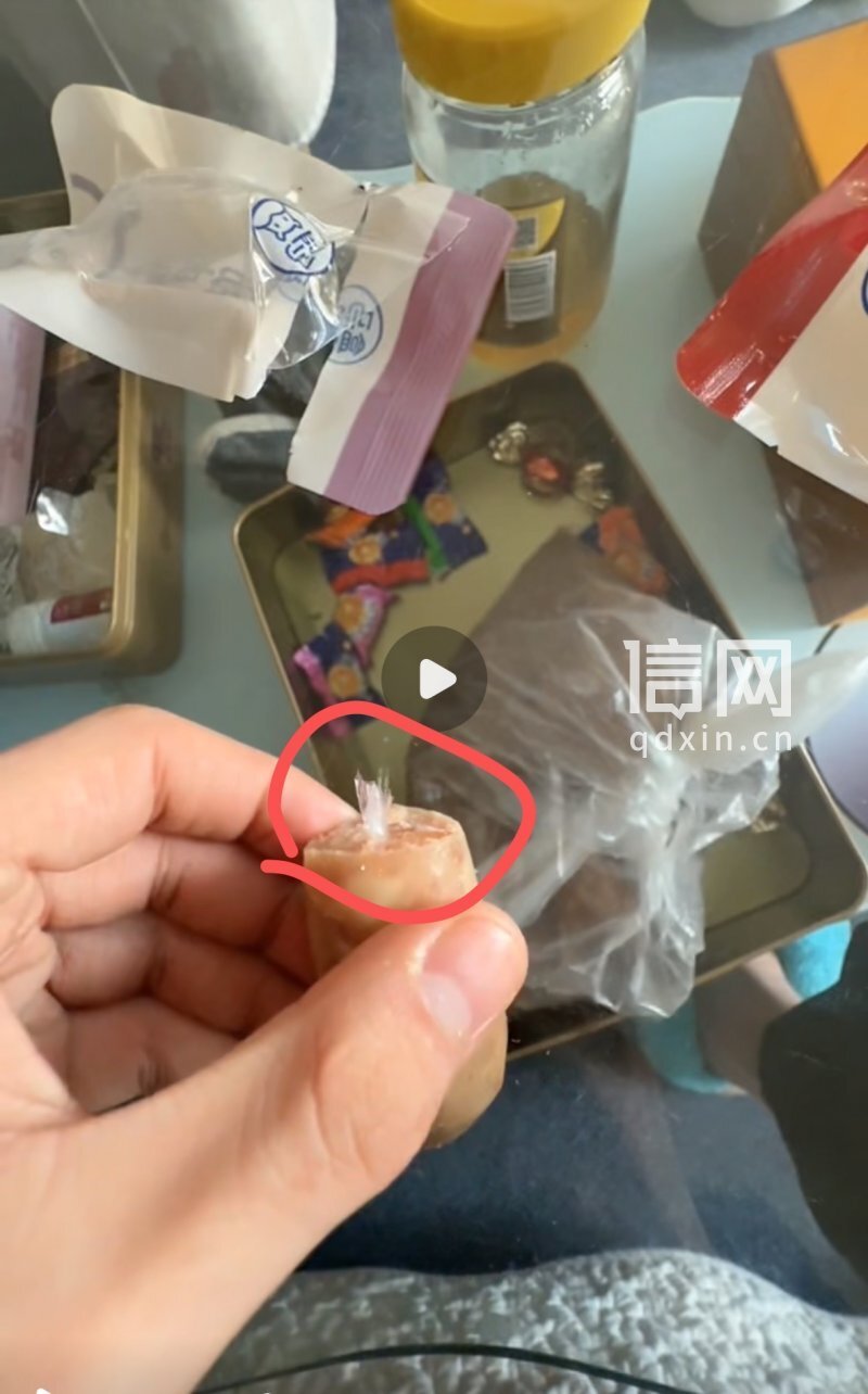 盒马牛筋肉肠吃出异物,嚼不动扯不断像塑料 客服“看图断案”称是