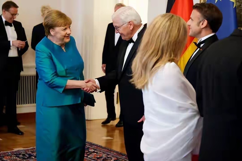 70岁默克尔参加国宴!穿绿色缎面裙贵气,和马克龙久别重逢超兴奋