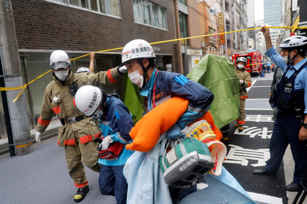 新华社/美联7月3日,消防员在日本东京新桥车站附近的爆炸现场工作.