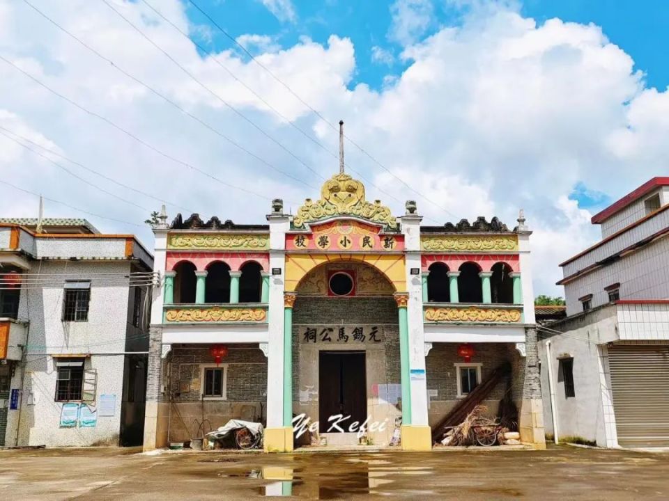 这是一栋典型的中西合璧式祠堂建筑,既是"元锡马公祠",又是新民小学校