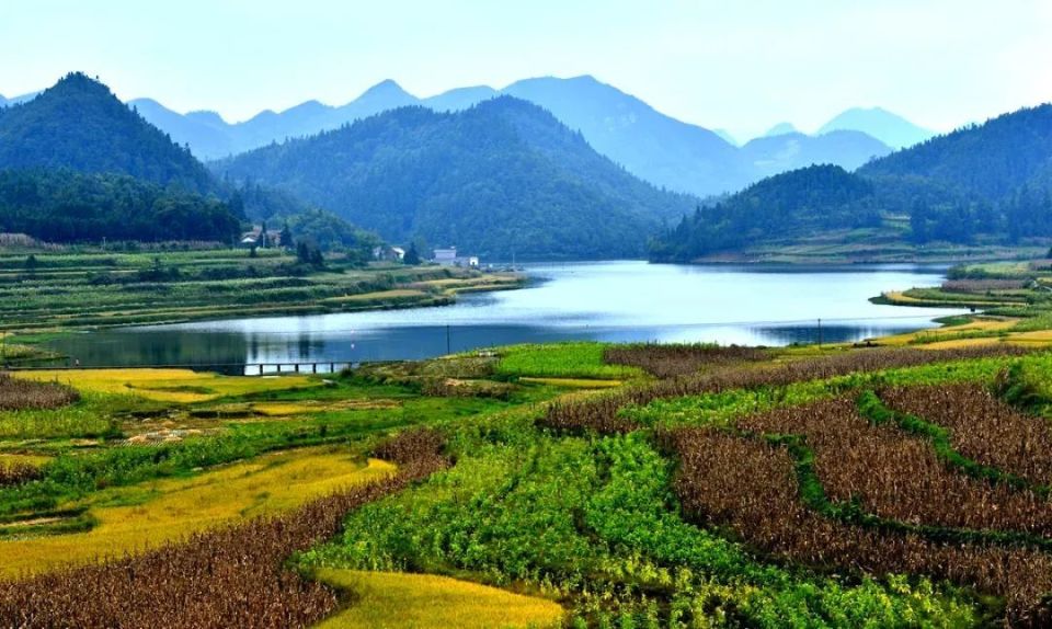 最高的湖泊摩尼仙草湖地址:泸州市合江县笔架山风景区有飞仙亭,罗公亭