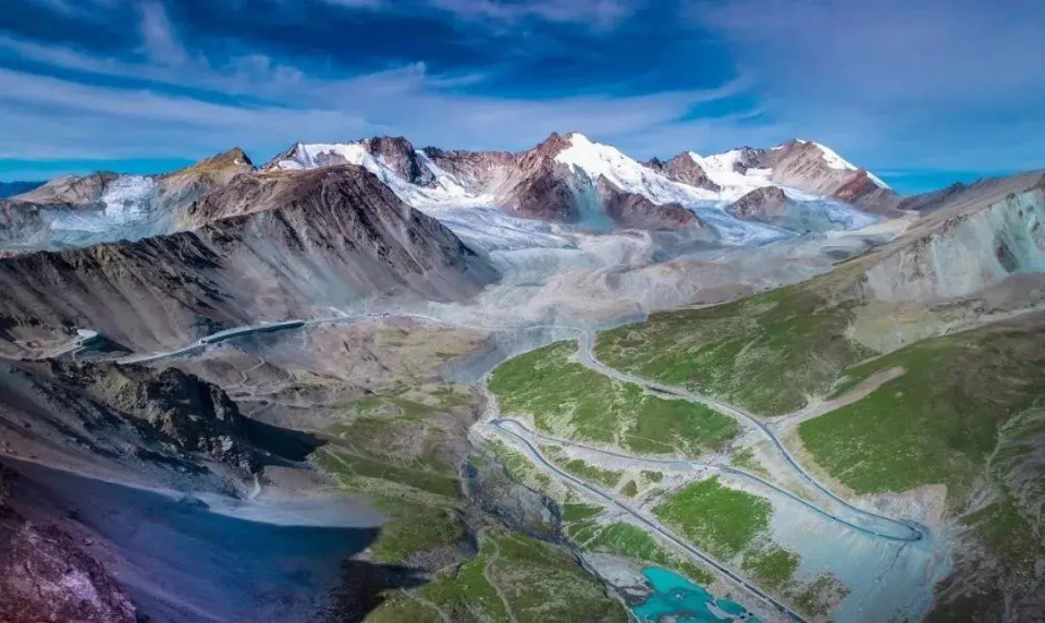 图为独库公路及沿途风景.