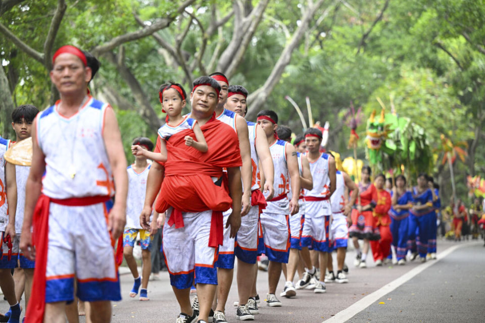 广东湛江雷州沈塘人龙舞团.主办方供图▲表演团队进行民俗表演.