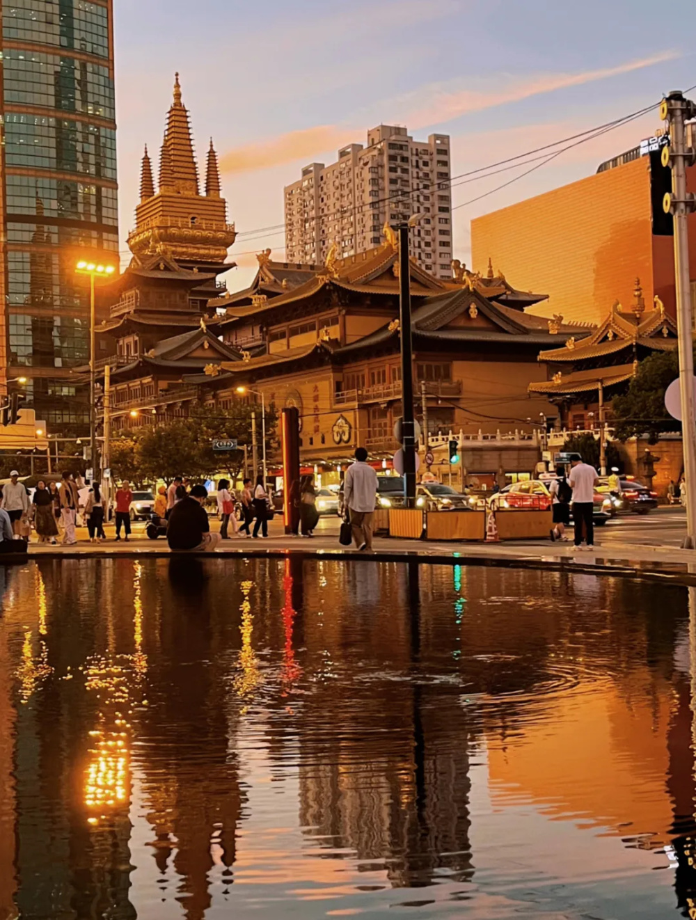 2久光百货作为静安寺的邻居,久光百货可以解锁静安寺多种视角,平时在