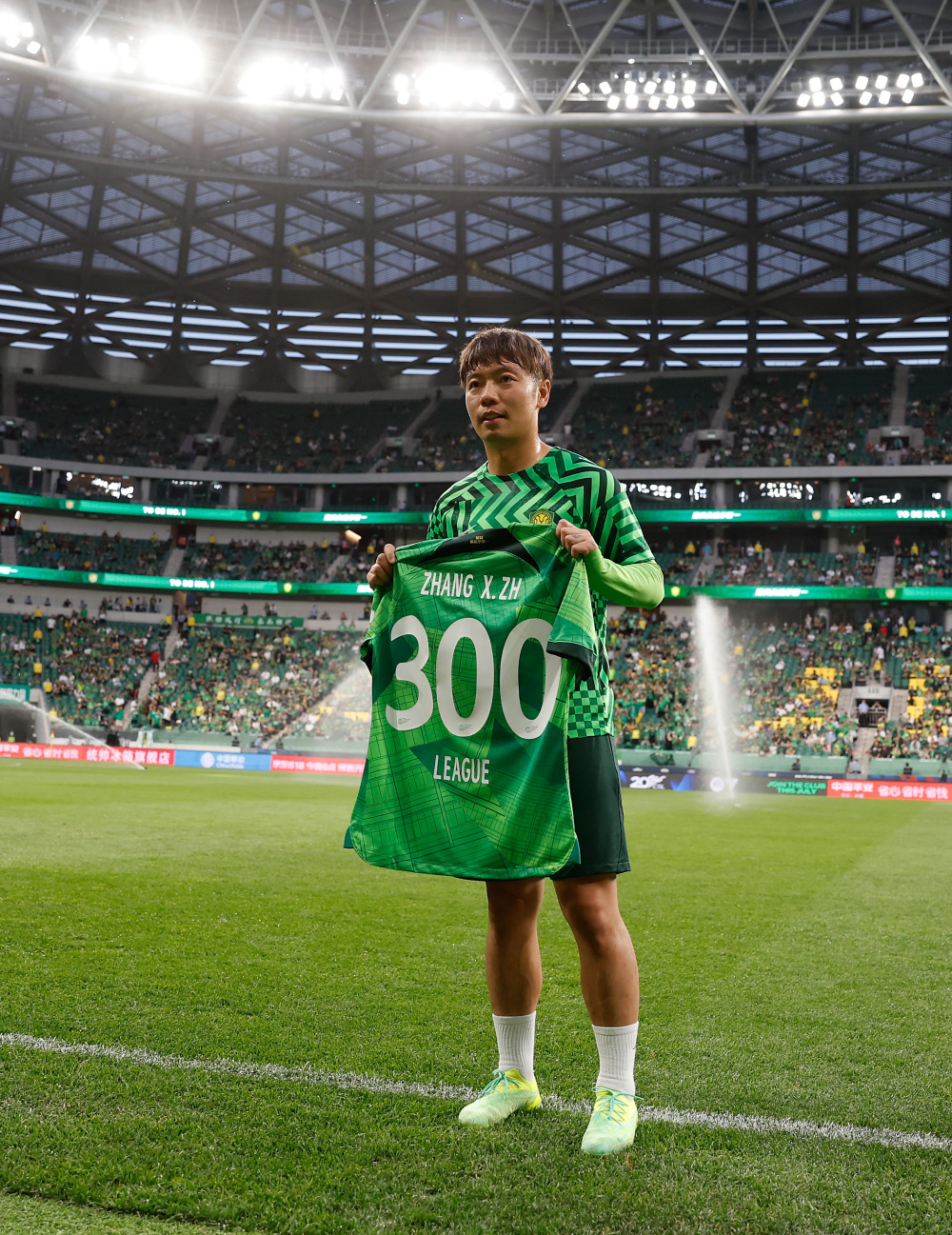 5月23日,北京国安队球员张稀哲赛前获赠中超联赛300场纪念球衣.