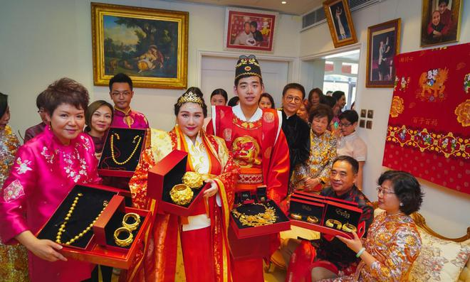 何超盈14亿嫁妆满身黄金而何超莲3只金镯