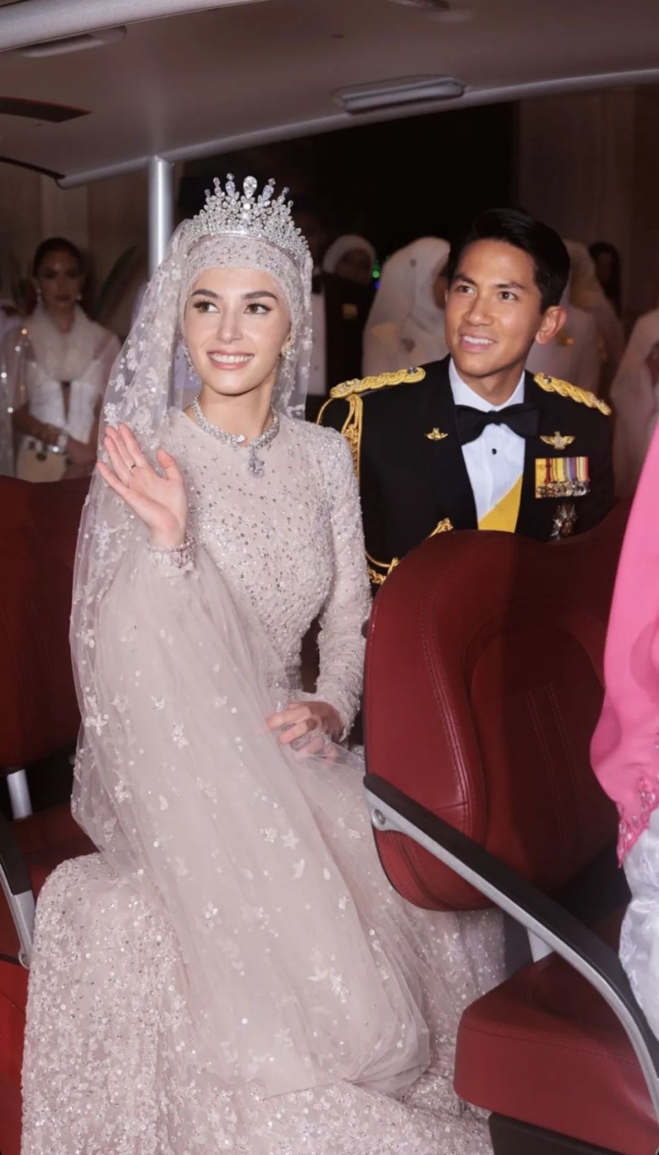 名利场||顶豪王室里网红王子大婚，美若天仙的王妃什么来头？-腾讯新闻