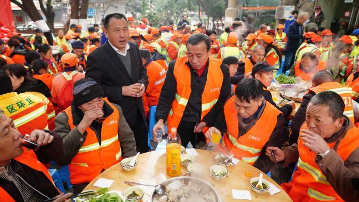 重庆一男子自办“环卫节”邀请600余环卫工聚餐 他称从2002年以来已举办19届