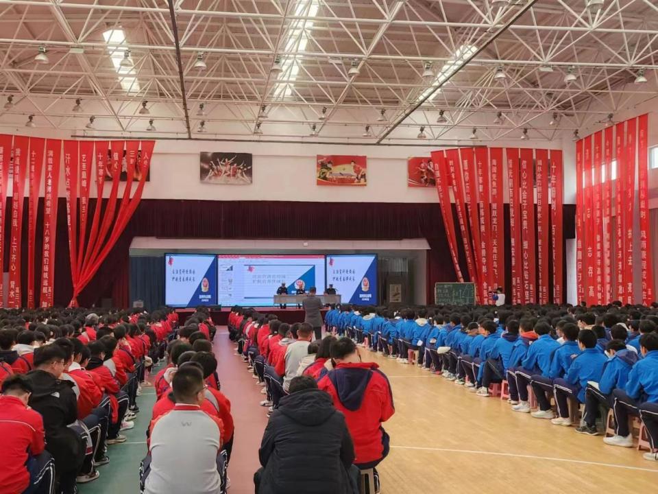 交警胶州大队走进胶州市第四中学开展"交通普法进校园 "主题宣讲活动.