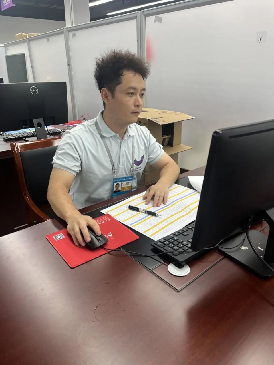 塘栖三中付广磊老师在盲人门球比赛场馆工作,负责竞赛综合服务工作