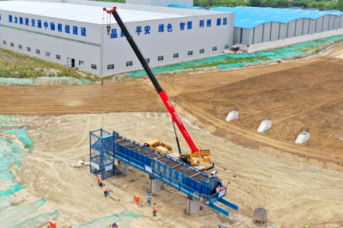 段长28米,节段平均重量1500吨,采用自研打造的1700吨架梁吊机悬臂架设