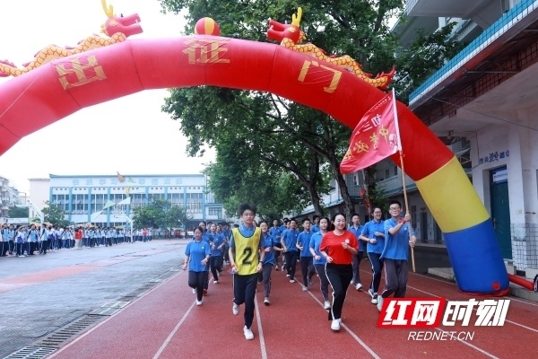 随着激昂的音乐节奏,初一的小伙伴们化身"中考必胜"队形,他们稚嫩的