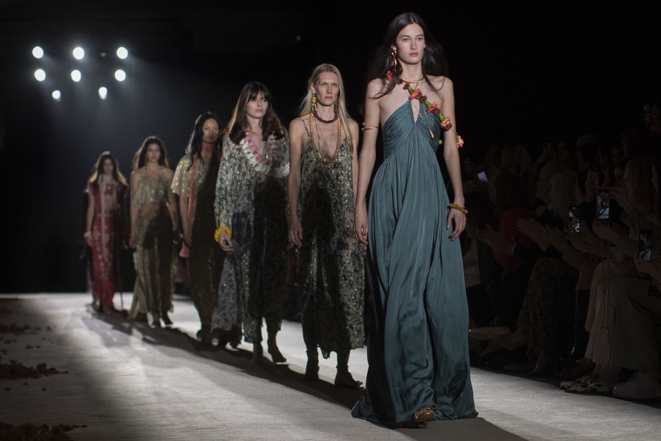 巴塞罗那080时装周掠影_腾讯新闻