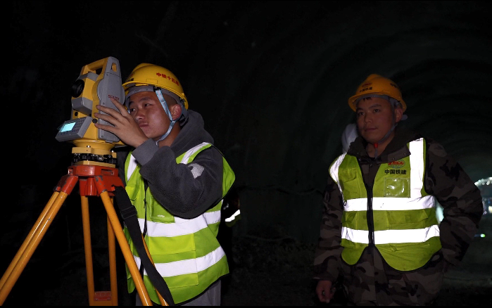 自开工以来,建设者们克服地势陡峭,土质条件差,围岩变化频繁等施工