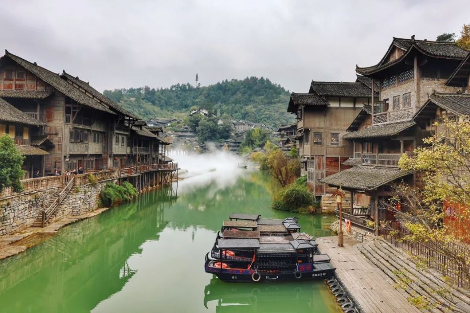 并于当天抵达遵义,游览有着"黔北江南水乡"之称的乌江寨国际旅游度假