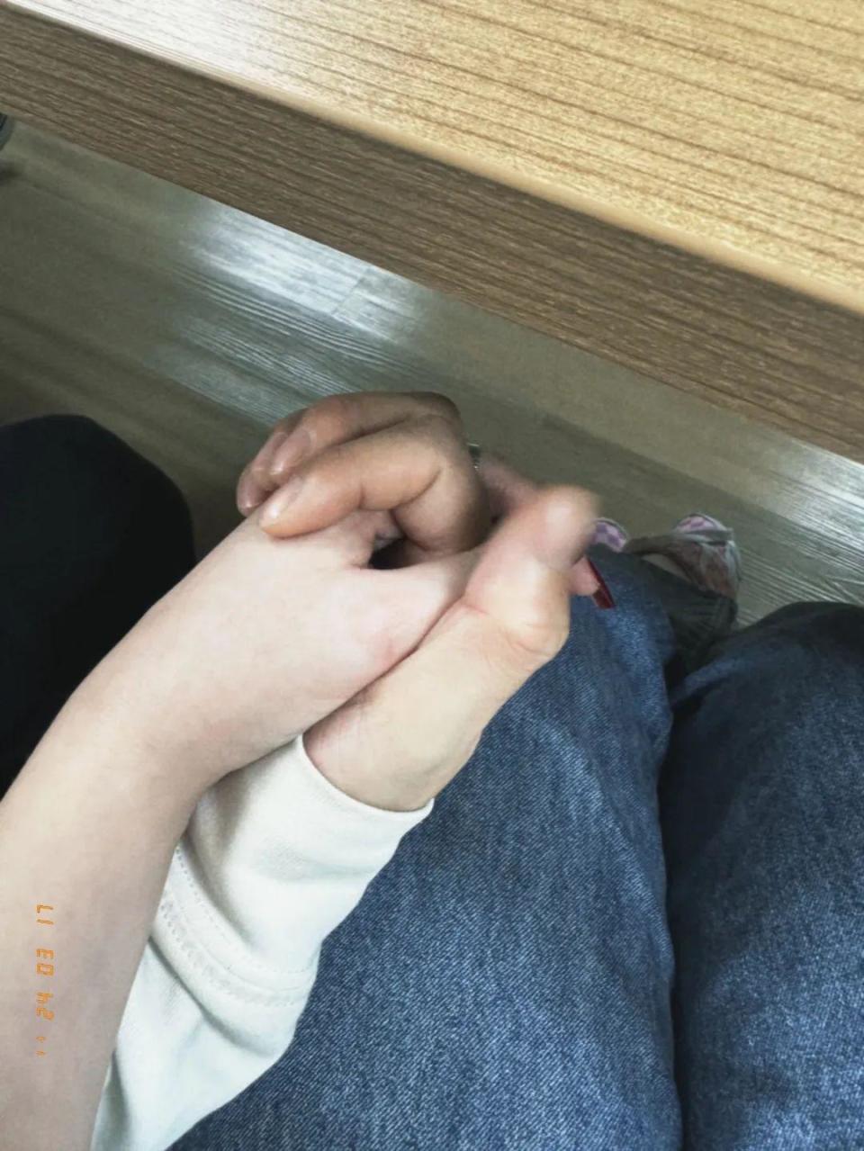 女友已和王星见面晒牵手图爱能战胜一切