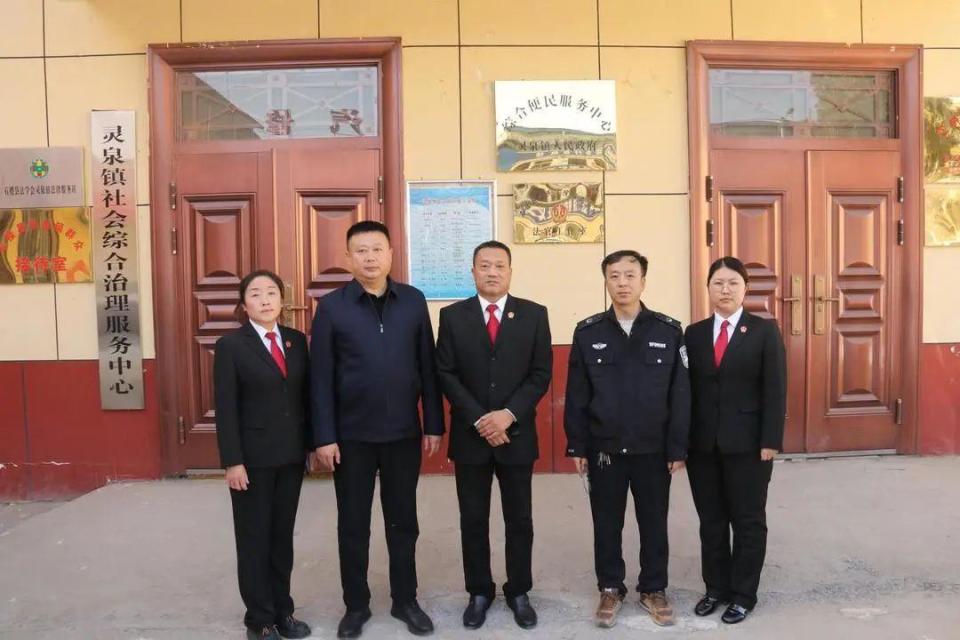 成员,副院长孟晋军,党组成员,立案庭庭长许亚丽共同为法官工作室揭牌