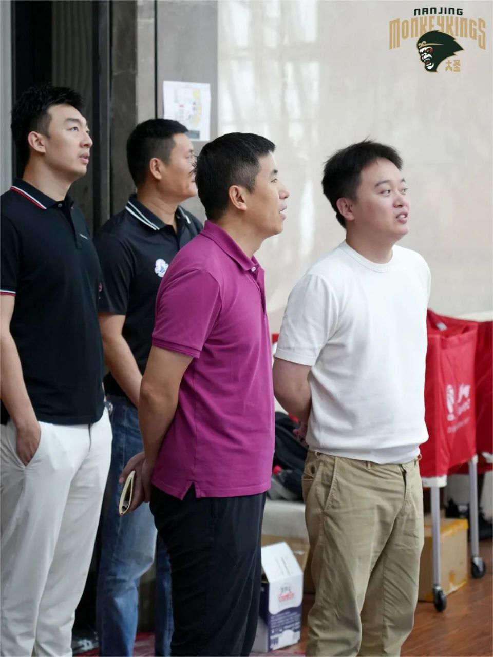 五人来到俱乐部开展调研交流工作,俱乐部副董事长陈曦,总经理刘家成