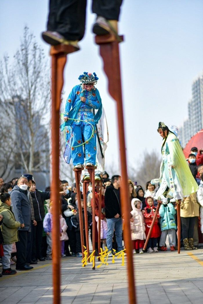高跷民俗表演"踩街"闹新春 |"泉"在济南过大年