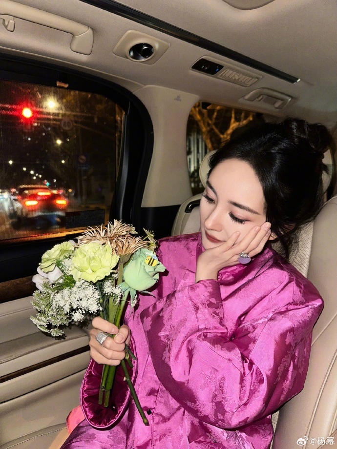 杨幂自曝和父母的相处方式惹人羡做演员是爸妈与人炫耀的资本