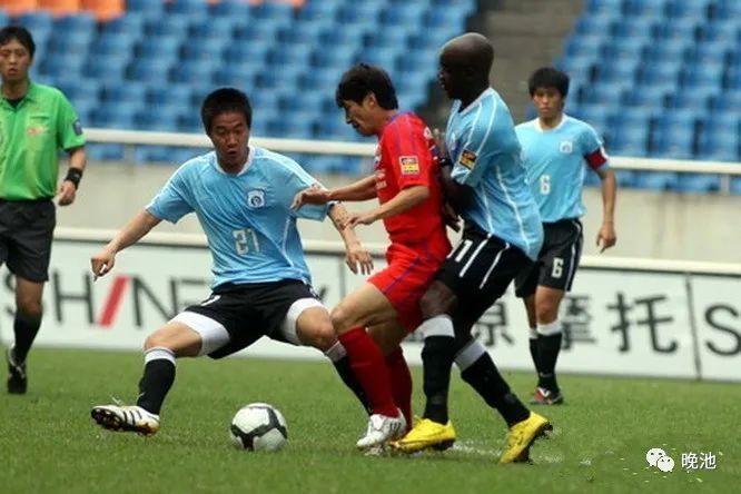 第18分钟,权磊开出右侧角球,王选宏前点甩头攻门入远角,大连实德客场2