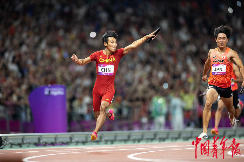 杭州,亚运会田径赛场,中国选手陈佳鹏(左一)在男子4x100米接力比赛中