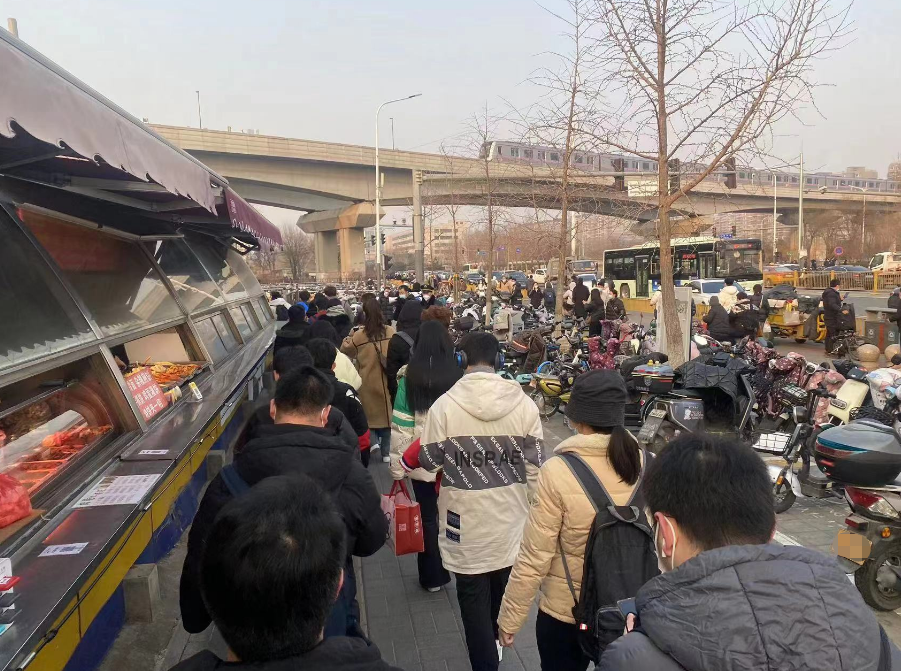 早高峰地铁沙河站外排队超过300米北京地铁回应