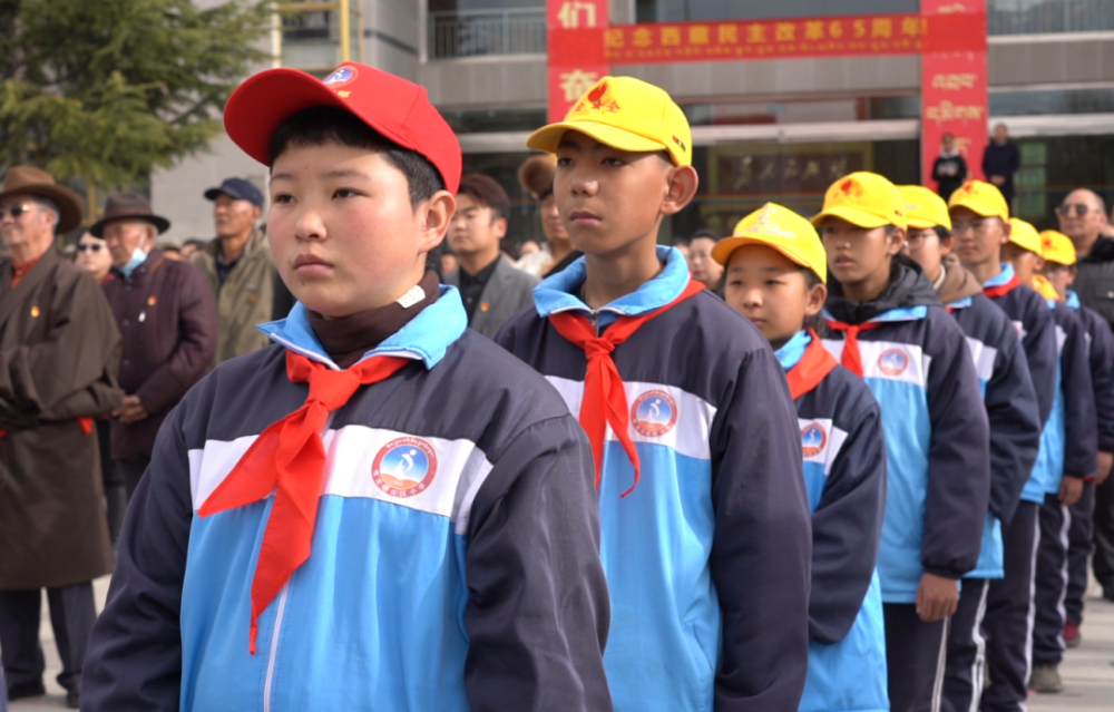堆龙德庆区举办纪念西藏民主改革65周年"升国旗,唱国歌"仪式_腾讯新闻