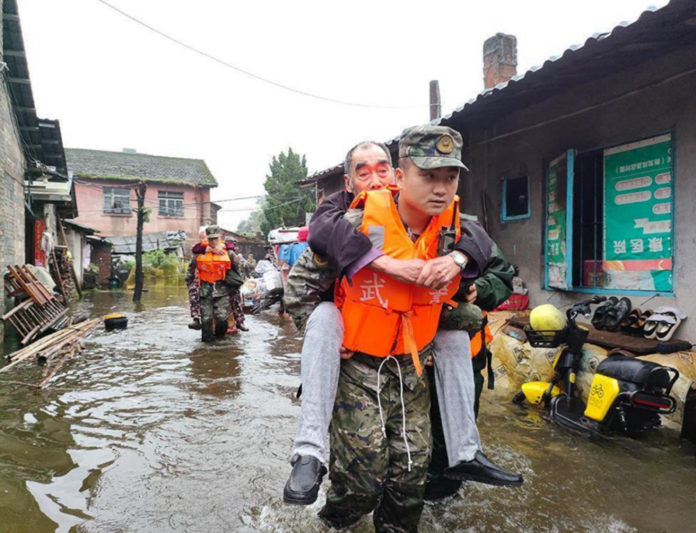人民子弟兵奋战防汛救灾一线