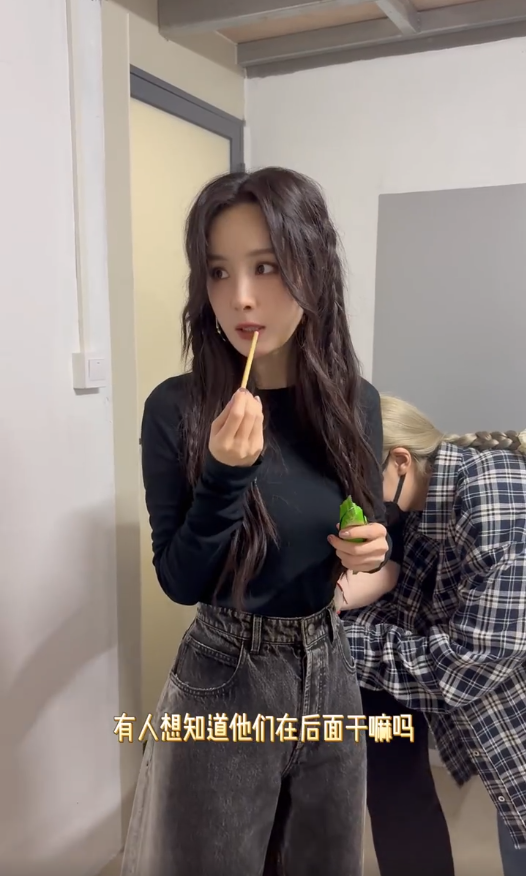 杨幂难掩吃货本性,狼吞虎咽接地气,带病上班引人心疼