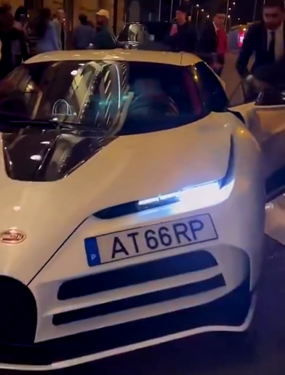 有钱任性c罗开6000万布加迪超跑马德里兜风陪乔治娜与朋友聚餐