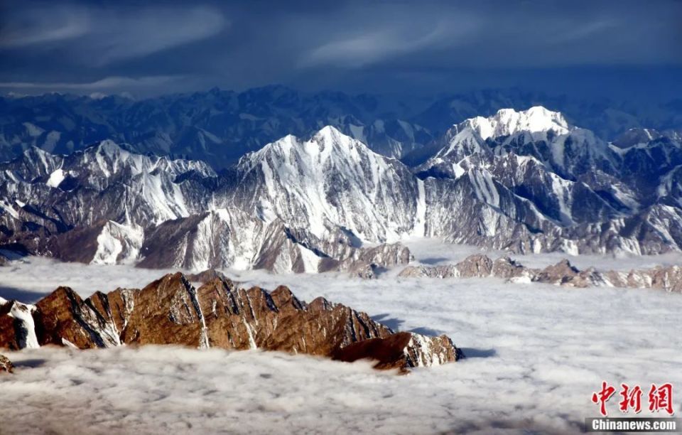 覆盖着皑皑白雪硬朗,分明的线条上布喀达坂峰,昆仑山脉在青海境内的最