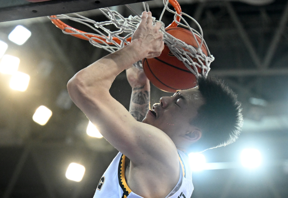 新华社记者 赵子硕 摄3月17日,辽宁本钢队主教练杨鸣在场边庆祝.