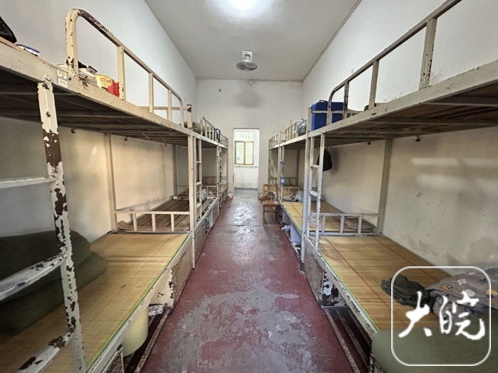 河口中学安置点每个宿舍均配备电风扇.