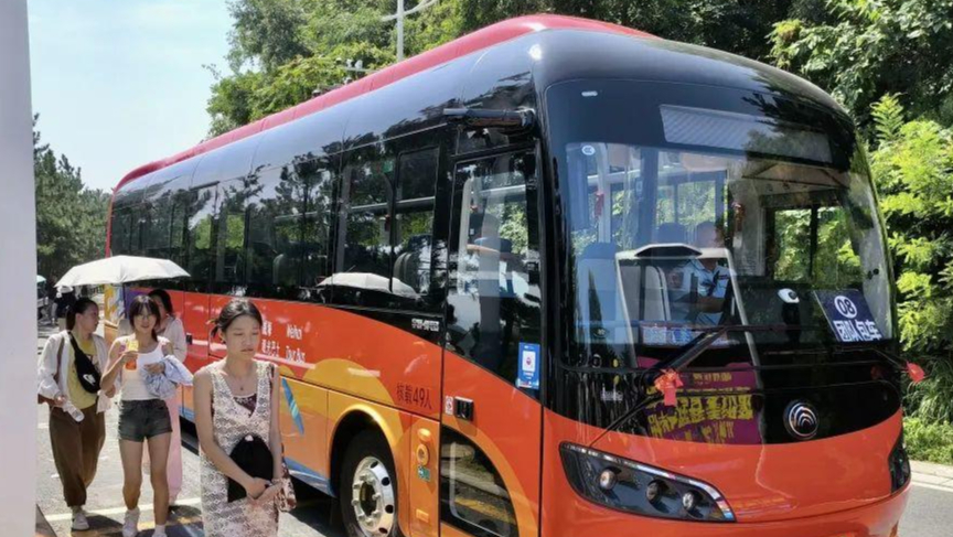 乘全景环海观光巴士,打卡威海半月湾