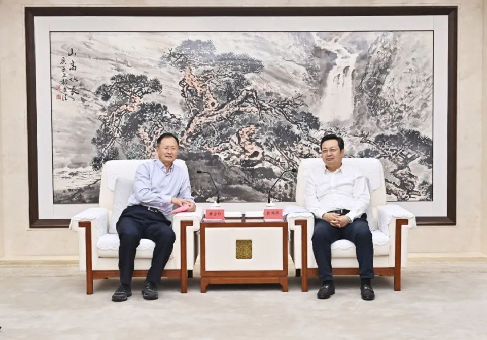 张国华与对外经济贸易大学党委书记黄宝印、校长赵忠秀一行举行工作座谈